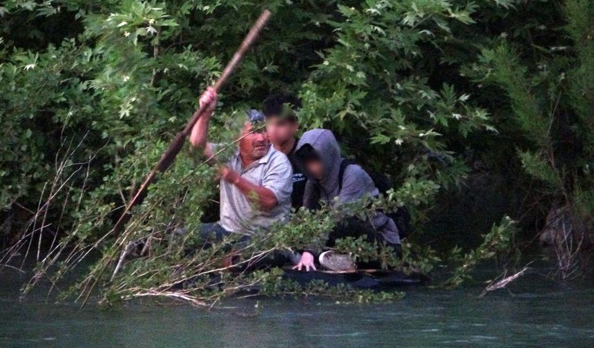 Manavgat’ta suya giren çocuklar akıntıya kapıldı: Cesur vatandaş kurtardı