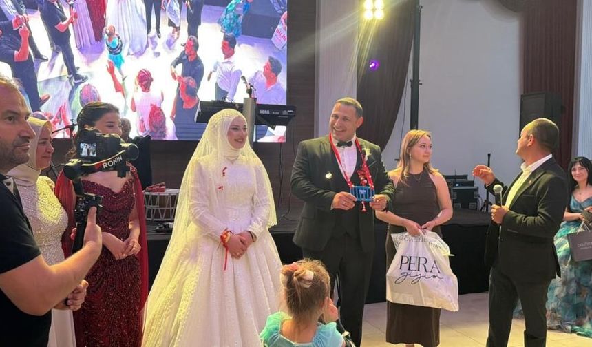 Görev aşkı nikah masasına taşındı: Damada takı değil, trafik düzeni takıldı