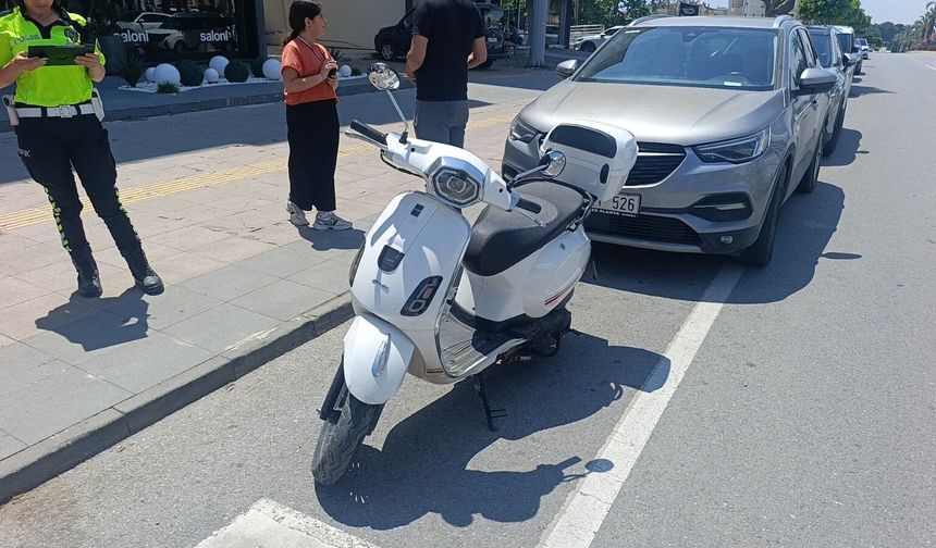 Yayalara yol veren otomobile motosiklet çarptı