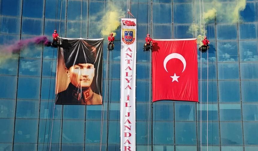 Gökyüzünde 19 Mayıs gururu: JAK’tan nefes kesen gösteri