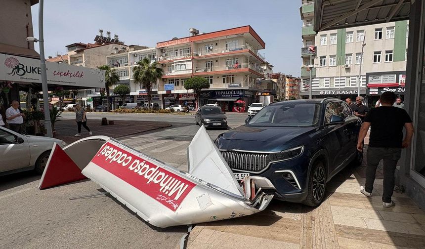 Manavgat’ta kaza kamerada: Otomobil yön tabelasını devirdi