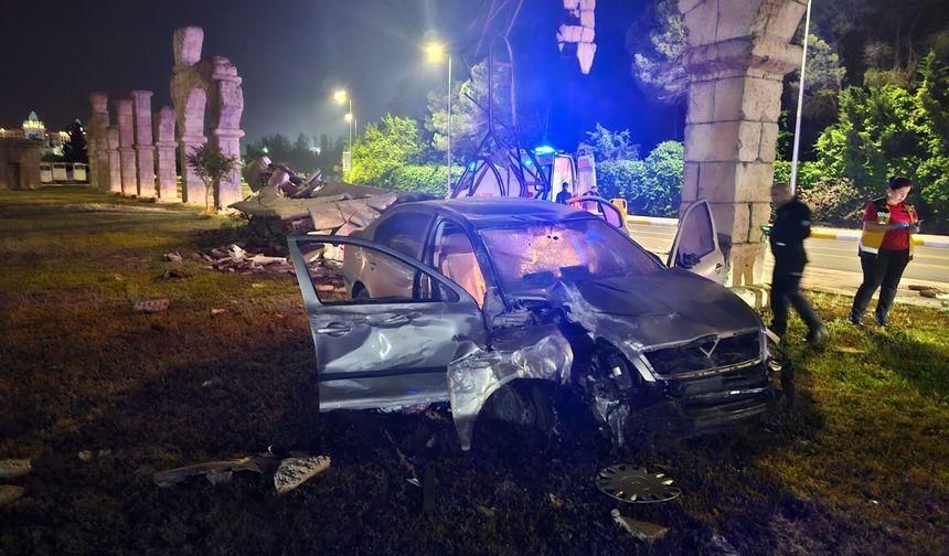Direksiyon hakimiyetini kaybetti, beton surlara çarptı: 4 kişi yaralandı