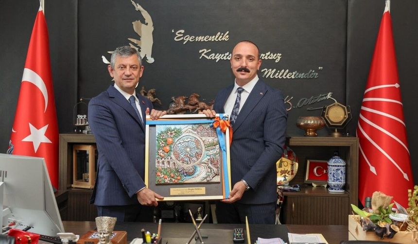 Konyaaltı tanıtımı Ankara’da! Başkan Kotan’dan Özel’e tablo hediyesi