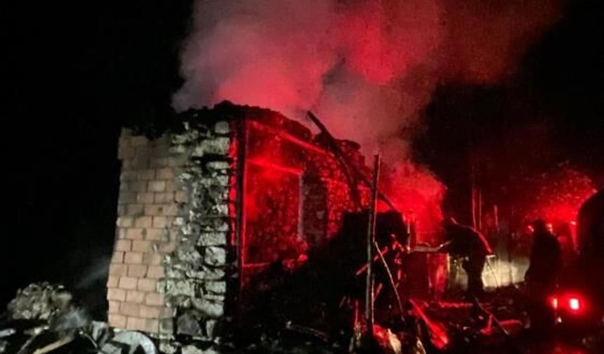 Kumluca’da zorlu mücadele: Yaşlı kadın alevlerin arasından kurtarıldı