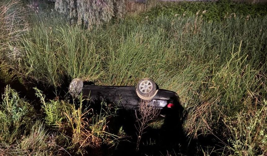 Manavgat’ta lüks araç ters döndü! Sürücü kanaldan çıkıp kaçtı