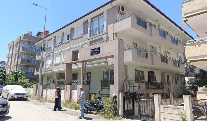 Manavgat’taki apartmanda tehlike: Riskli binada yaşıyorlar!