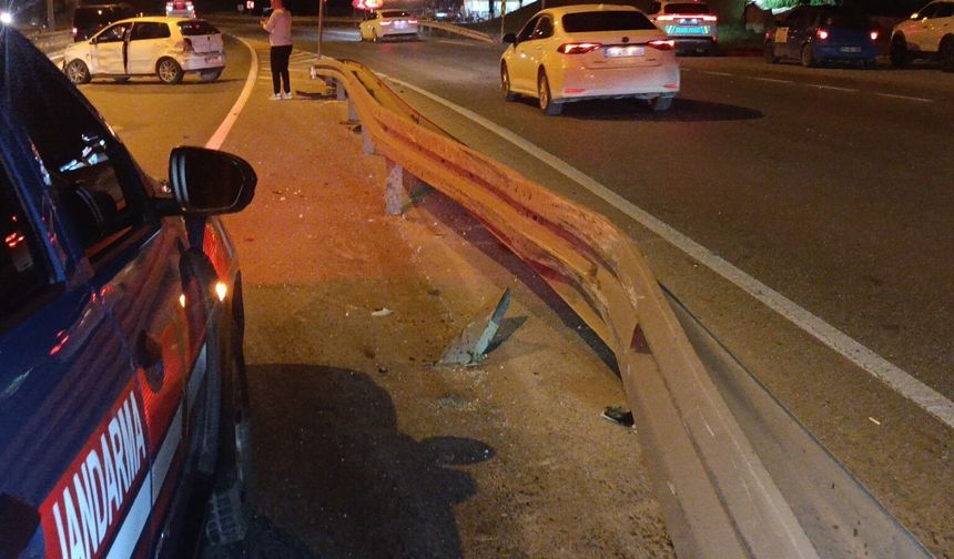 Kontrolden çıkan araç bariyerlere saplandı: Yaralılar hastaneye kaldırıldı