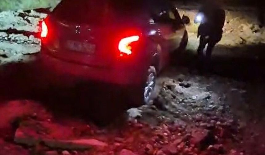 Manavgat’ta kapalı yolda bariyerler kaldırıldı, araçlar çukura düştü