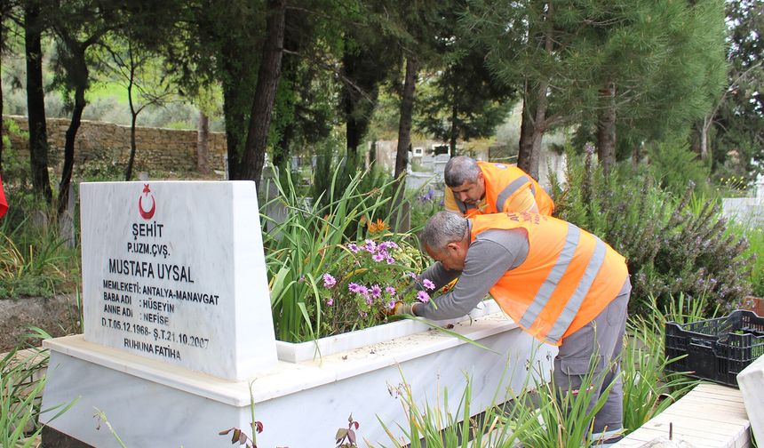 Antalya’da mezarlıklarda bayram hazırlığı: Ücretsiz ring seferleri devam edecek