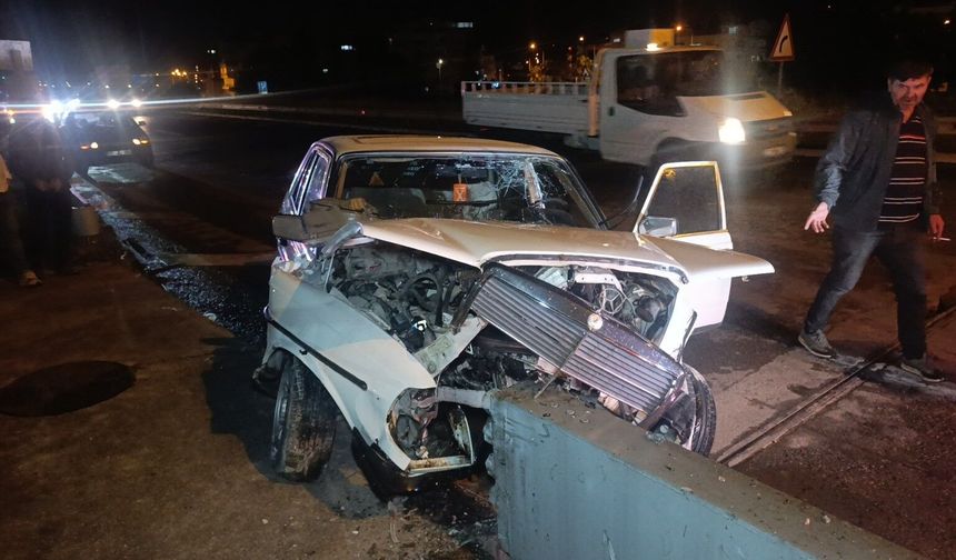 Otomobil bariyere saplandı, sürücü kaçtı