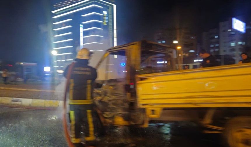 Patlama riskine rağmen yangına yaklaştı, vatandaşlar tepki gösterdi