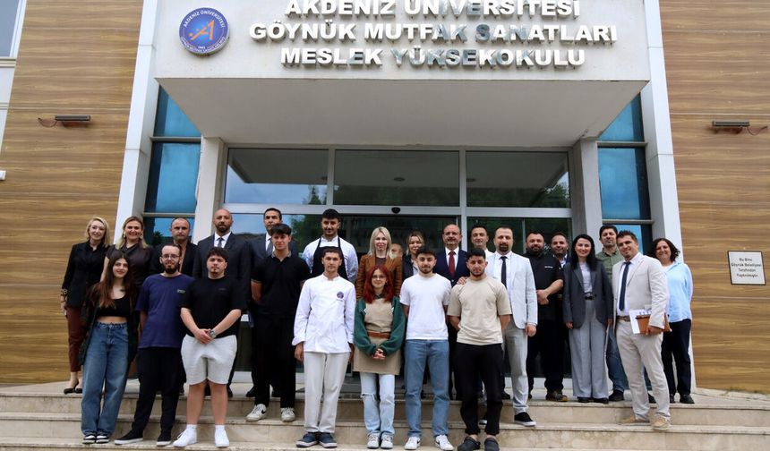 Rektör Özkan öğrencilere müjdeyi Kemer’den verdi