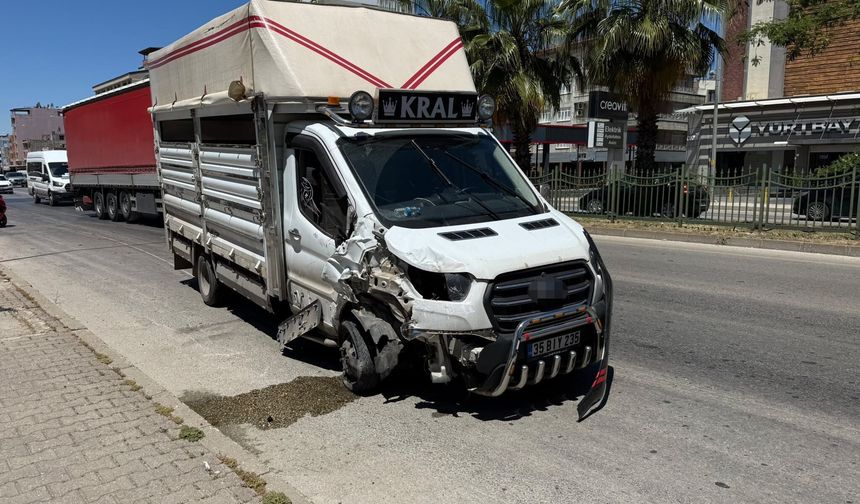 Serik’te lastiği patlayan kamyonet park halindeki araca çarptı