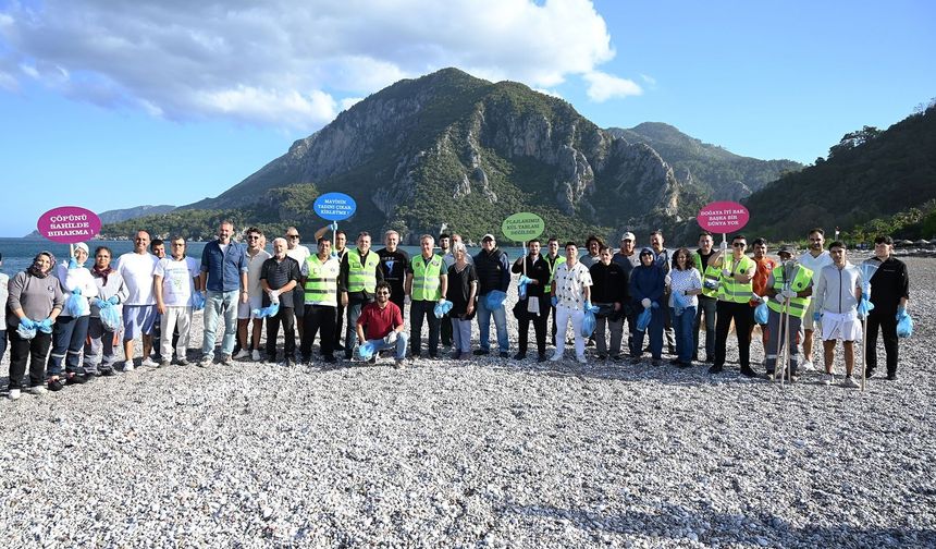 Kemer’de sahil temizliği etkinliği: vatandaşlar ve belediye el ele verdi