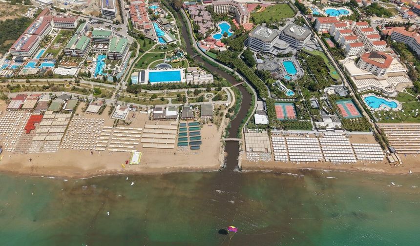 Turizm cenneti kahverengiye döndü: Turistler denizi terk etti