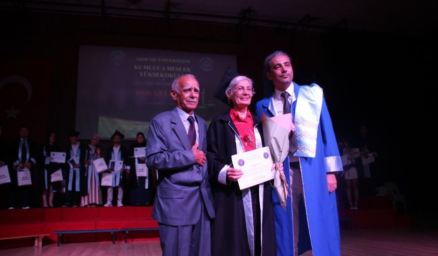 Türkiye 611'incisi oldu, 70 yaşında kep attı: Diplomasını profesör oğlu verdi