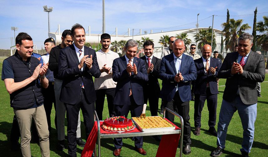 Vali Şahin’den Antalyaspor’a destek ziyareti, Başkan Perçin’e sürpriz kutlama