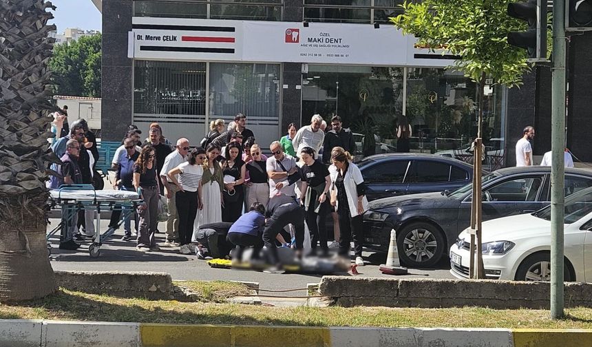 Yaya geçidinde feci çarpışma: Motosiklet sürücüsü yaralandı
