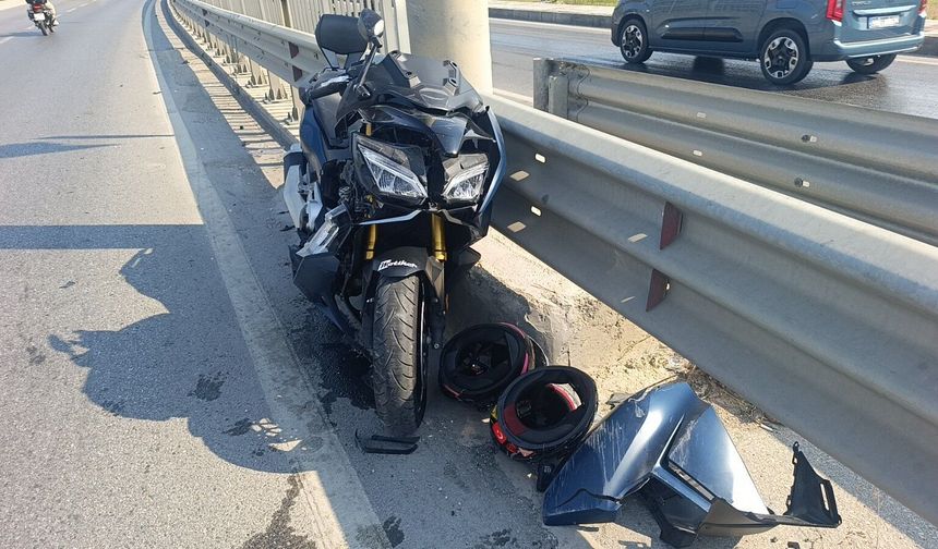 Yan yoldan dönmeye çalışan otomobile çarpan motosiklet bariyere savruldu