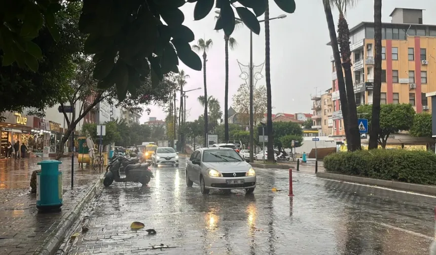 Antalya’da kuvvetli yağış uyarısı! 8 ilçede saat 09.00’dan itibaren etkili olacak