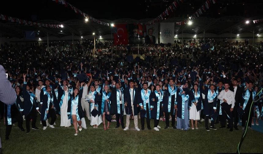 Alanya’da mezuniyet coşkusu: ALKÜ’de 2 bin 705 öğrenci kep attı