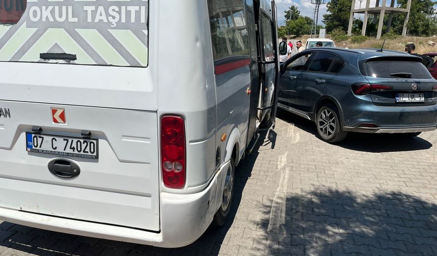 Anaokulu öğrencilerini taşıyan servis kaza yaptı