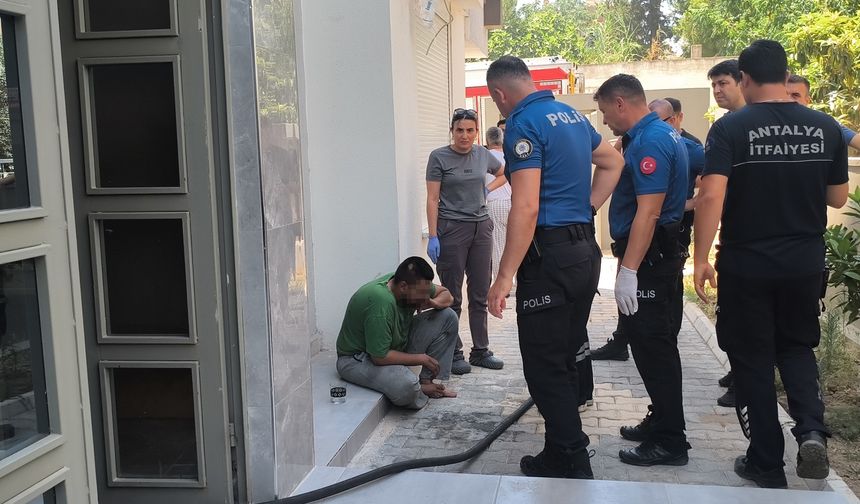 Annesine sinirlendi, kendisini eve kapatıp yangın çıkardı!