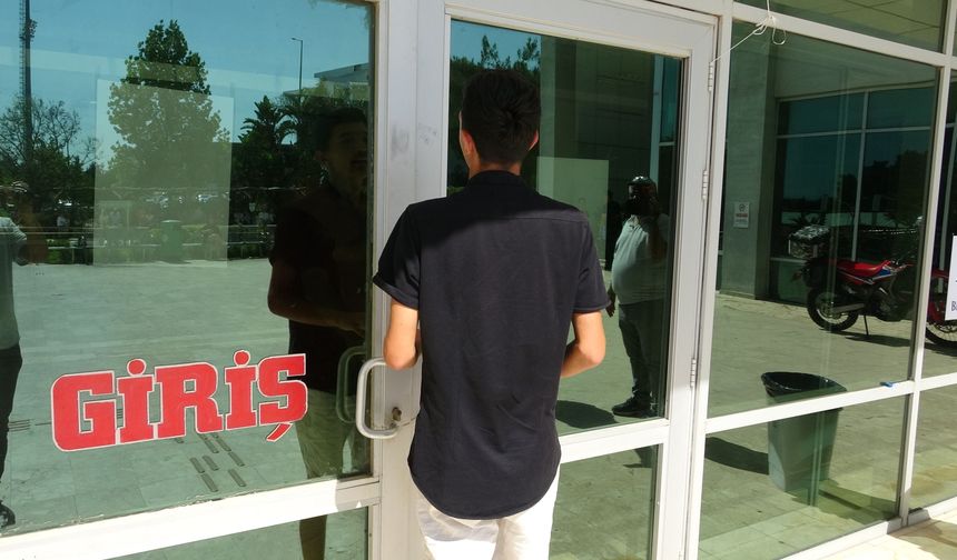 Saniyelerle sınava yetişemedi, her kapıyı zorlayan gencin hayali seneye kaldı