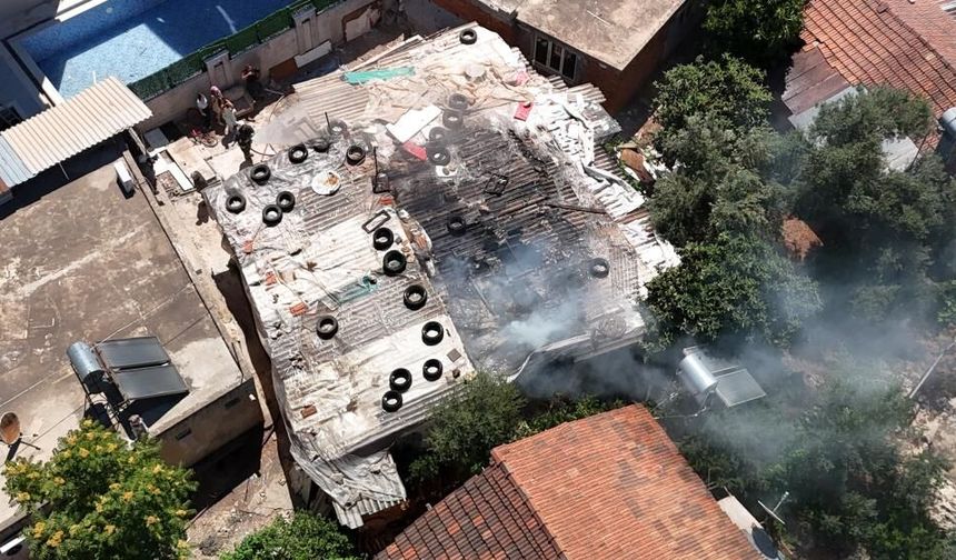 Antalya’da yangın bir evi yuttu: 3 odalı ev küle döndü