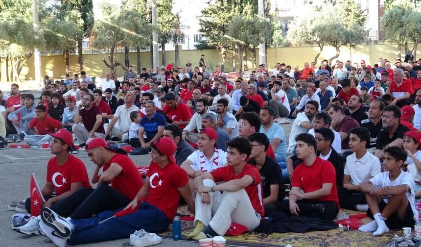 Antalyalılar Dünya Kupası’için tek yürek oldu: Milliler dev ekranda desteklendi