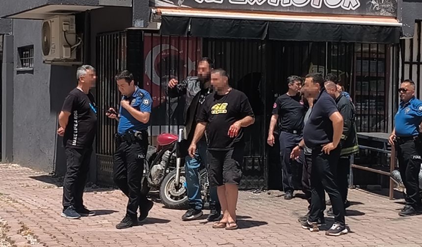 Elinde b*çakla benzin döküp kendisini y*kacağını söyledi, ekipler zor ikna etti!