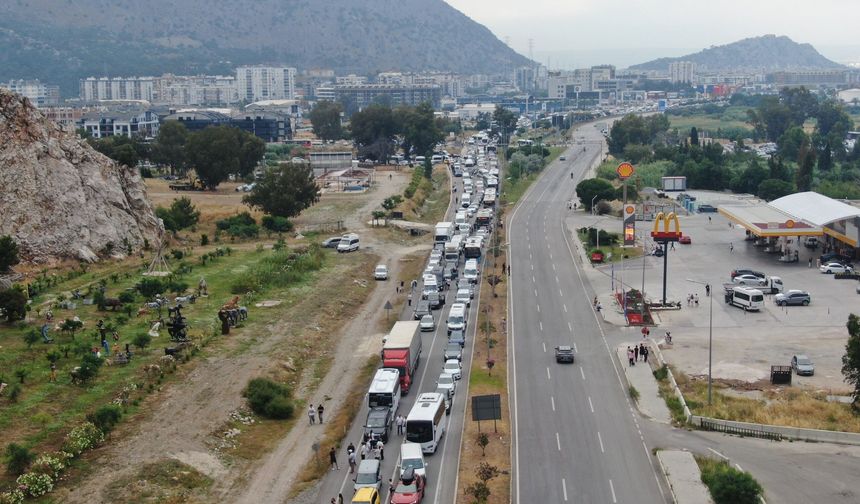 Antalya-Kemer yolunda kaza yaşandı, trafik felç oldu