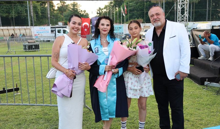 Kızı kanseri yendi, annesi aynı gün üniversiteden mezun oldu!