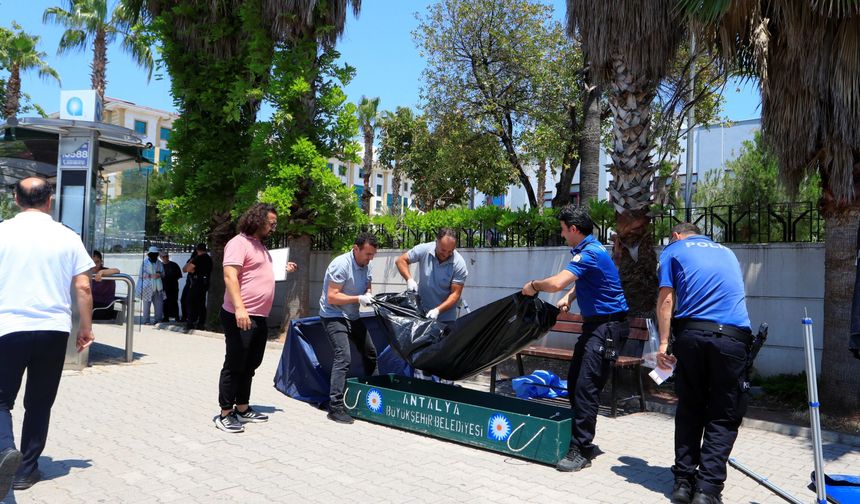 Antalya Adliyesi önünde şüpheli ölüm: Bankta uzanırken can verdi