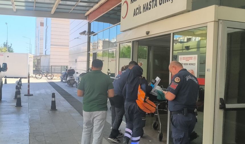 Araç içerisinde mahsur kalıp bayıldı, yoğun bakıma alındı