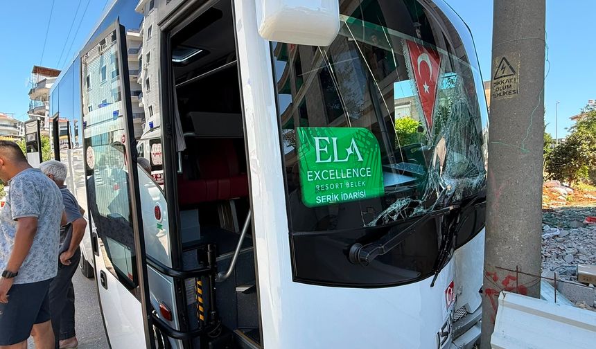 Şoför rahatsızlandı, otobüs elektrik direğine çarptı!