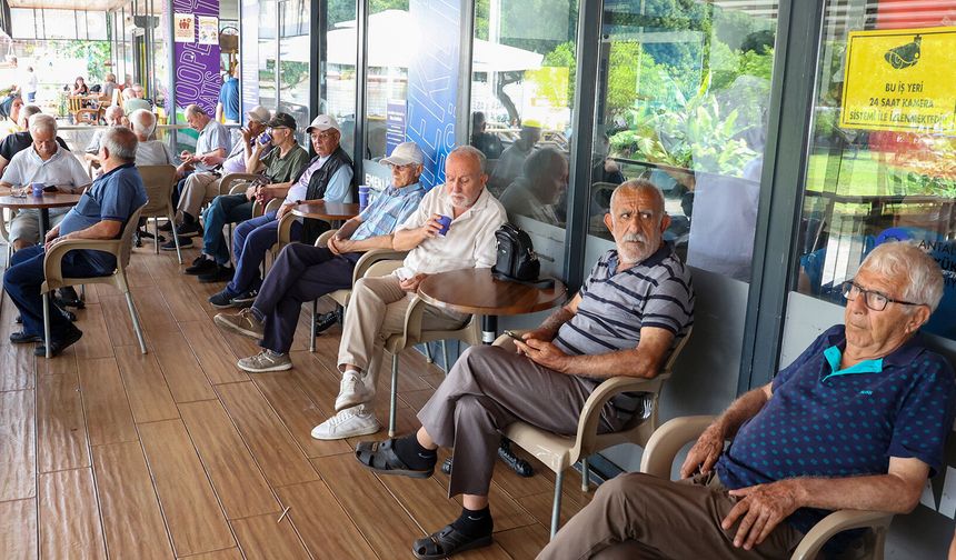 Antalya'da emekliler huzuru Emekli Kahveleri'nde buluyor