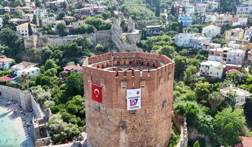 Antalya JAK ekiplerinden Kızılkule’de bayraklı kutlama