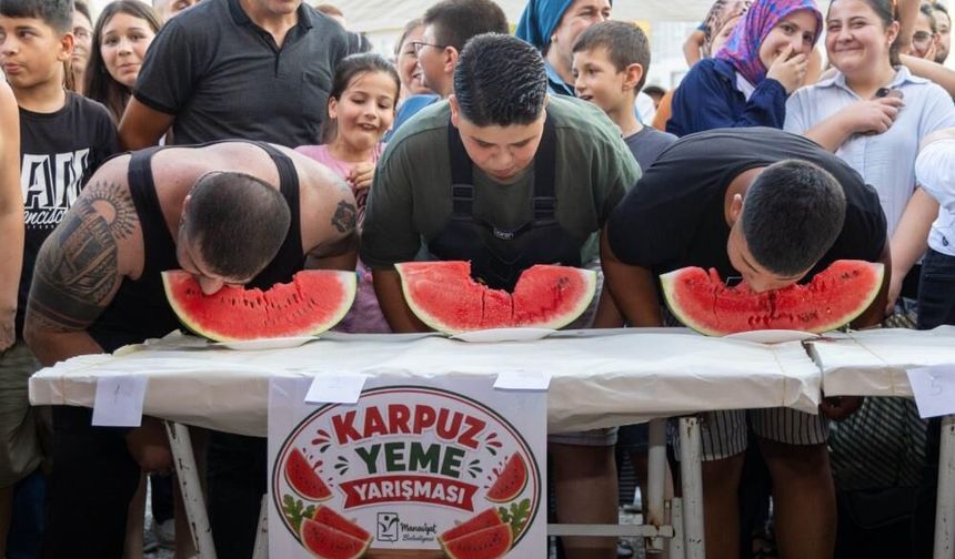 Karpuz yeme yarışması görenleri şaşırttı! Manavgat’ta renkli festival