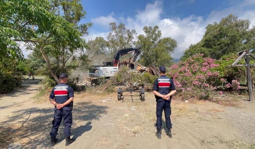 Kemer’de kaçak bungalovlar yıkıldı