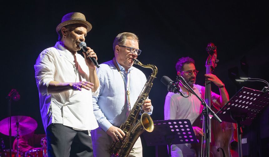 Kenan Doğulu’nun caz yorumu büyüledi: Festivalde unutulmaz açılış