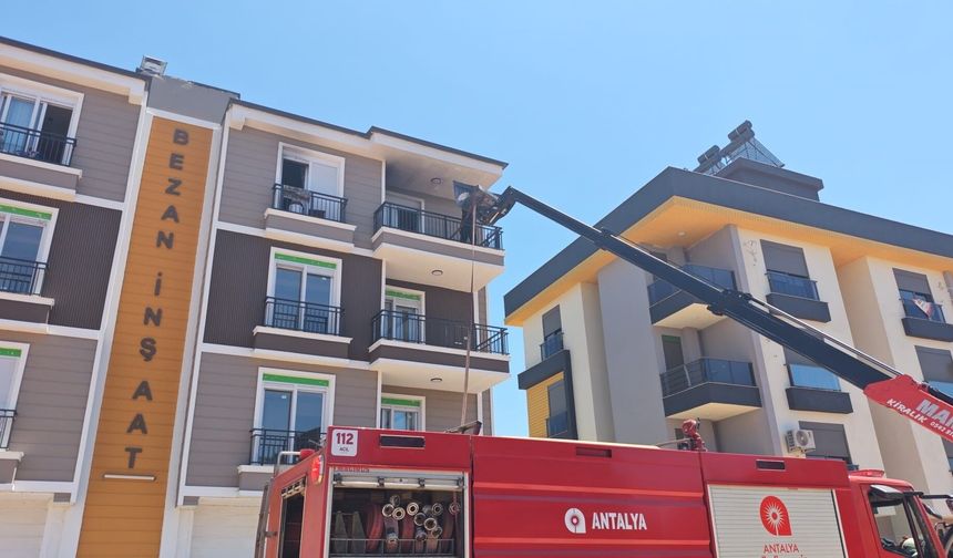 Antalya Kepez'de 3 katlı aparman da yangın