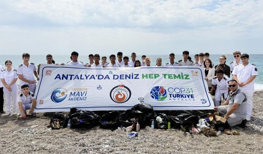 Konyaaltı Sahili'nde çevre seferberliği: Öğrenciler sahaya indi