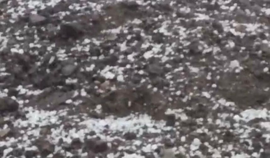 Kumluca’da sağanak doluya döndü, seralar zarar gördü