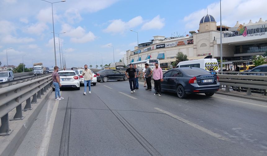 Manavgat’ta 4 aracın karıştığı zincirleme kaza ulaşımı felç etti