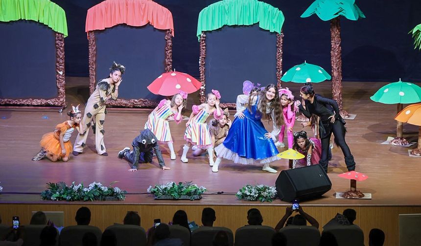 "Alis Harikalar Diyarında" müzikali Manavgat'ta büyük beğeni topladı