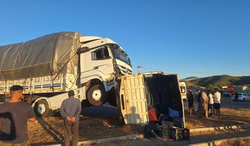 Manavgat'ta tır ile kamyonet çarpıştı: Kazada 1 kişi yaralandı