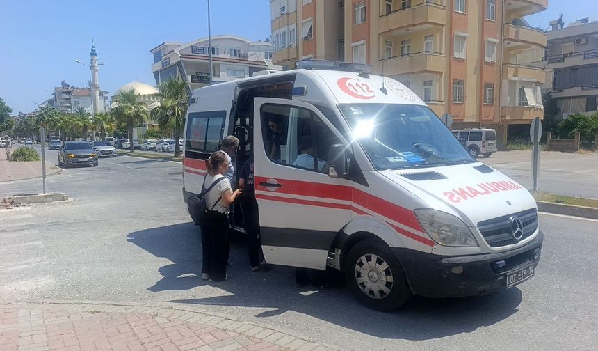 Manavgat'ta kavşakta iki otomobil çarpıştı: 2 yaralı