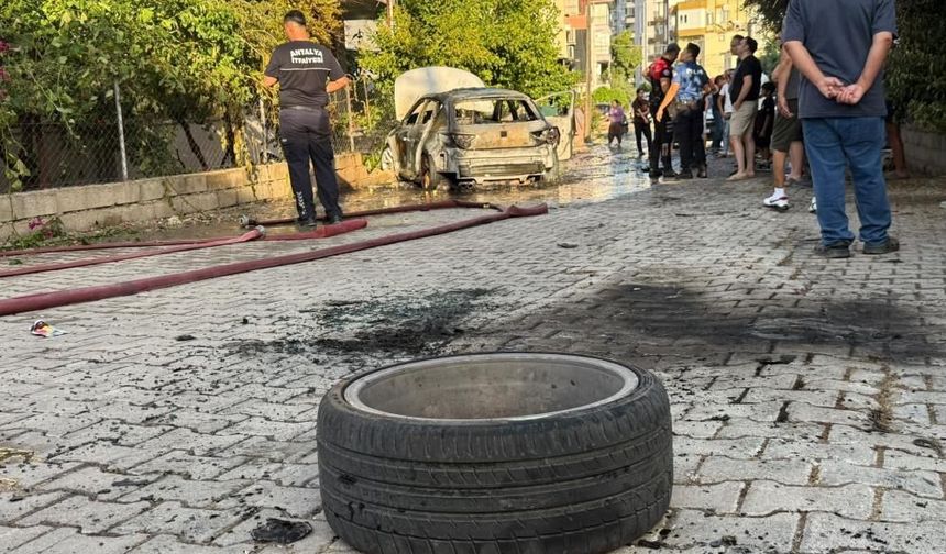 Serik'te seyir halindeki araç yandı: Sürücü kendini dışarı attı