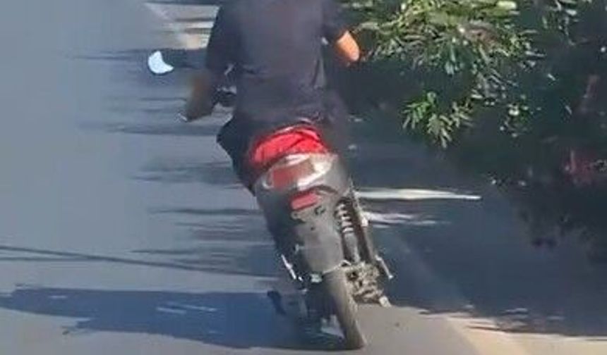 Canını hiçe saydı: Akan trafikte tehlikeli motosiklet şovu